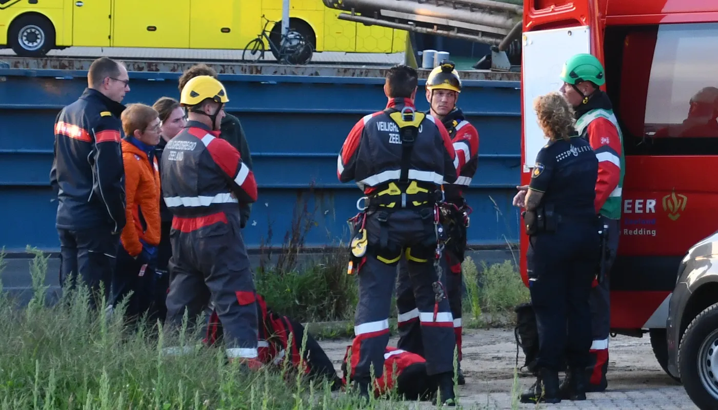 Elisabeth aan het werk. Op de foto is een brandweerauto zichtbaar en collega's van brandweer, politie en Veiligheidsregio Zeeland.