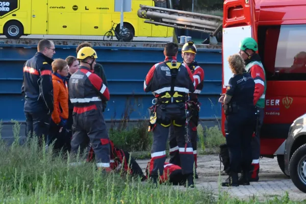 Elisabeth aan het werk. Op de foto is een brandweerauto zichtbaar en collega's van brandweer, politie en Veiligheidsregio Zeeland.