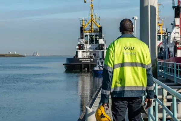 Afbeelding van Ernesto Jones. Aan het werk in een havengebied om schepen te controleren.