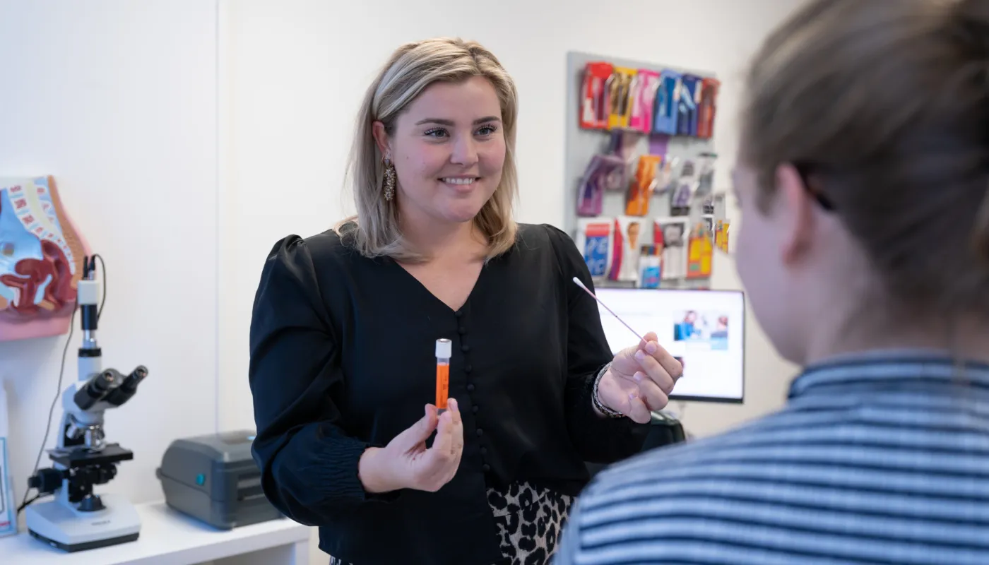 GGD Medewerker laat de SOA thuistest zien aan de patient