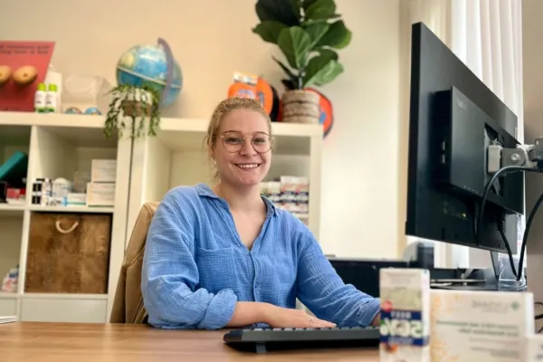 Sanne aan haar bureau in de spreekkamer bij GGD Zeeland.