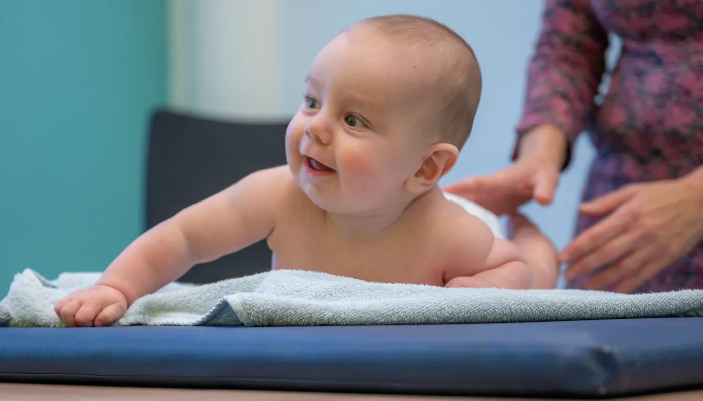 Baby die op de buik ligt op een kleedje