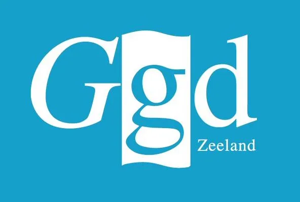 GGD logo in wit tegen blauwe achtergrond.